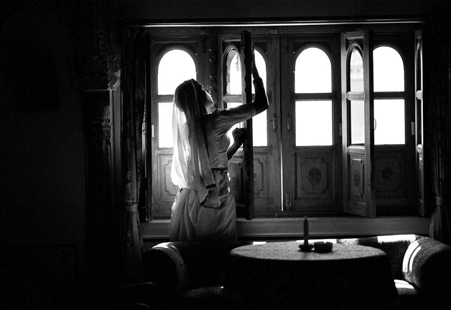 02_woman.cleaning.window.rajasthan.blackandwhite.india.jpg